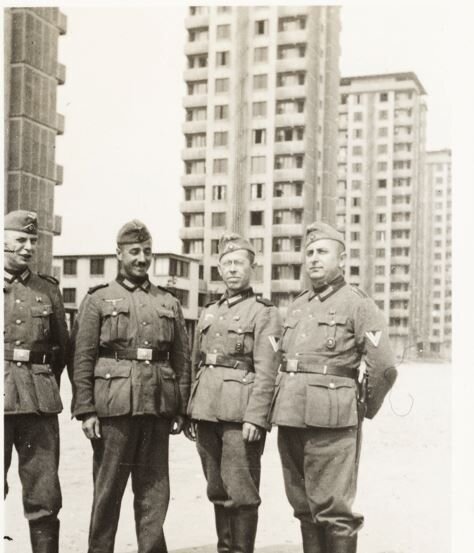 Нацистские оккупанты позируют на фоне высоток Cite de la Muette