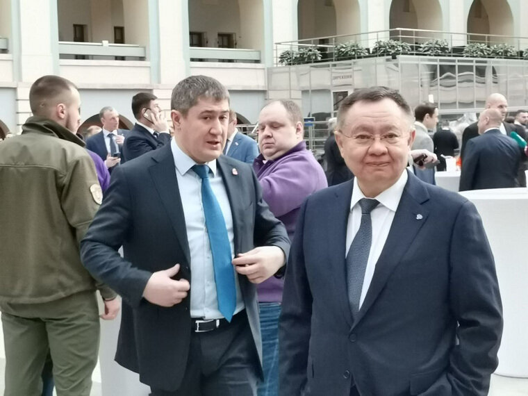    В Гостином дворе Дмитрий Махонин также встретил министра строительства и ЖКХ РФ Ирека Файзуллина