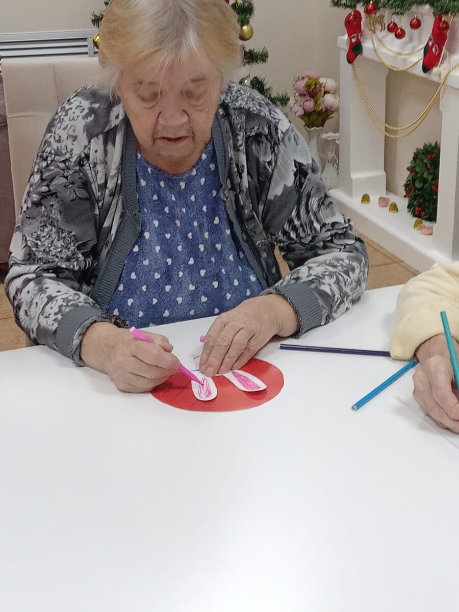 "Моя мать никогда не будет в богадельне! " - всегда говорил мой папа. И для меня это было аксиомой. 
Наверное, папе повезло: у его мамы не было деменции. Деменция развилась у бабушкиной сестры, мы сначала взяли её к себе, но потом всё равно пришлось отдать в психиатрическую больницу, так как всё работали, а она уходила из дома, оставив открытой квартиру. Потом мы её искали, еле находили... Итог - всё же "богадельня". 
                                                                                                    И никто никогда не сможет сказать, отдали бы мы так же родную бабушку, если б её настигла деменция. Легко рассуждать и кидать лозунги, когда ты не в этой шкуре.                                                                                
                                                                                                     Я маму дважды устраивала в пансионат. Один раз на 7 дней, второй - на 2 месяца, причём планировала тоже на неделю, а мама сама попросила продлить.                    Не скажу, что было хорошо. Мне. Я извела себя, семью и всех своих подружек, которым я садилась на уши и часами ныла. Мои бесплатные терпеливые "психотерапевты" - моя семья, мои девочки Оксана, Люся, Лара, Оля, Света, Таня... - люди, которые не послали меня, а вытащили из затягивающего омута депрессии, спасибо вам! 
Как маме в пансионате? А мама пела песни, играла в карты, плясала и строила глазки мужчинкам. Хороший пансионат и психушка советских времён - это две большие разницы. Я смотрела по вечерам видеоотчёт, если в этот день не навещала сама, видела её активной и смеющейся, совсем не похожей на странную старушку, и меня немного тоже отпускало...
Когда я ВК делала посты про пансионат, мне начали приходить сообщения, да и при встрече люди спрашивали: "Ты маму в пансионат отдала? " "Мама у тебя в пансионате живёт? " "Что тебя на этот шаг подвигло? " 
Люди не писали мне ничего плохого, большинство говорило, что я всё правильно сделала. Но мне всегда казалось, что где-то я не права, а уговаривая себя, что всё хорошо, я иду на сделку с совестью. 
Думаю, это навязанное ещё советскими стереотипами отношение к пансионату. Сейчас всё по-другому, я об этом буду рассказывать ещё. 
А пока мама дома. Но это не значит, что я её не запишу снова в пансионат на неделю-две. Нет, не потому что мы устали. Для того, чтобы у неё менялась картинка и вырабатывались нейронные связи. 
И да, моя мама никогда не будет в богадельне, папа! Моя мама  будет иногда отдыхать в хорошем пансионате. 


#деменция #альцгеймер #пансионат_для_престарелых
..

