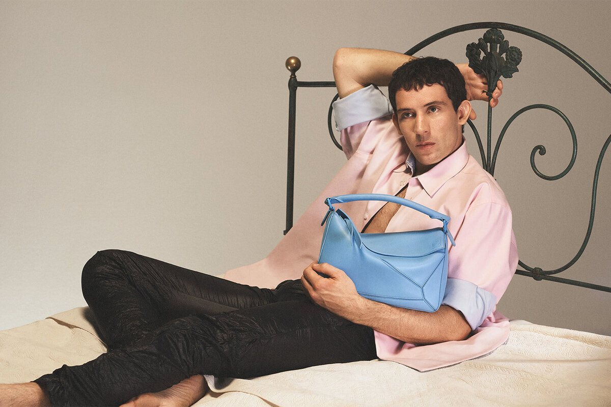    Джош О’Коннор в рекламной кампании LOEWE весна-лето 2023АРХИВЫ ПРЕСС-СЛУЖБ