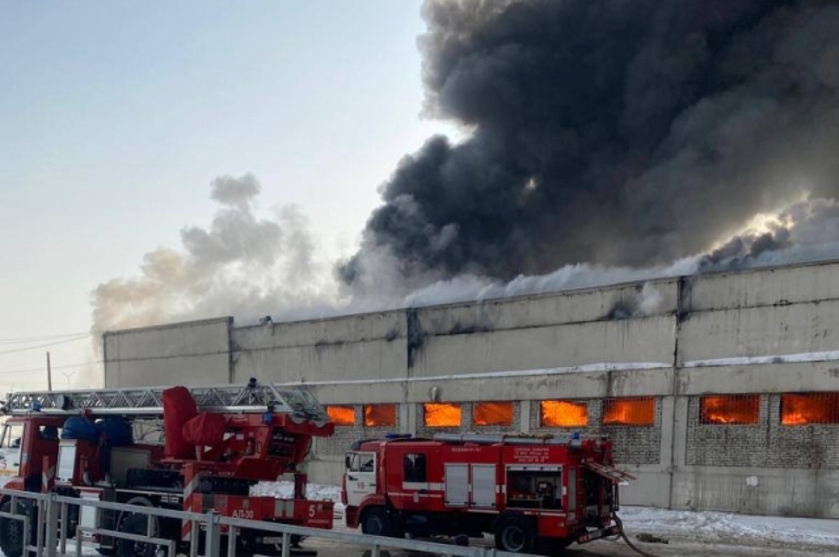    В горящем складе на улице Свердловская, 6а работают несколько фирм.