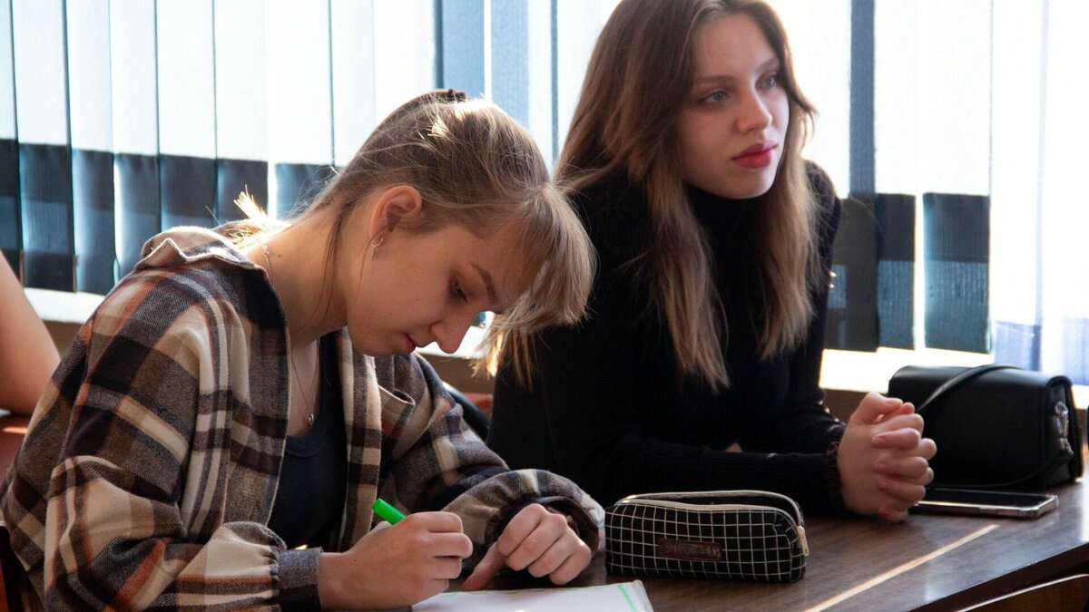     Владимир Путин объявил о реформе высшего образования. Он предложил вернуться к прежней модели подготовки специалистов — «профессионалитету», а также увеличить срок обучения от 4 до 6 лет. Предложение главы государства комментирует эксперт.