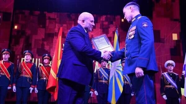     Его провели в Доме офицеров ВВО. В мероприятии приняли участие военнослужащие, участники СВО, их родственники.