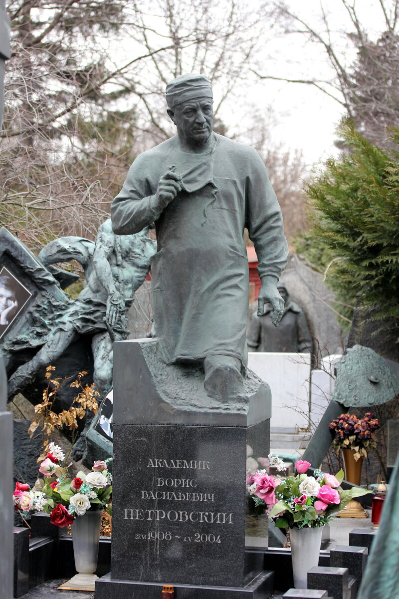 Памятник гениальному ученому и хирургу Борису Васильевичу Петровскому