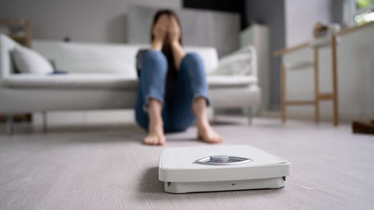    Расстроенная девушка после взвешивания © iStock.com / AndreyPopov