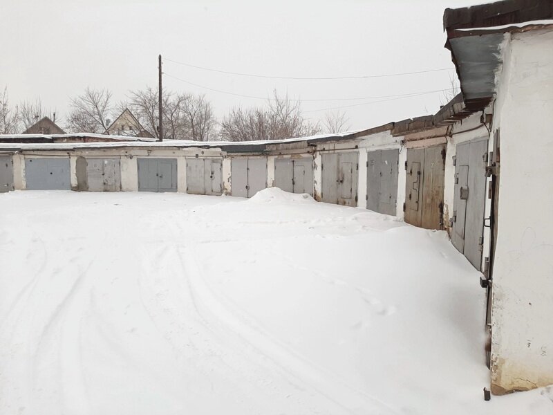 Внутри действительно гаражи стоят кольцом.