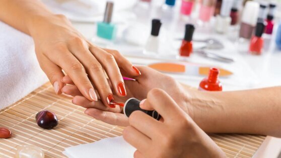    Антивозрастной эффект: какие оттенки лака для ногтей сделают руки визуально моложе Ксения Пудовкина