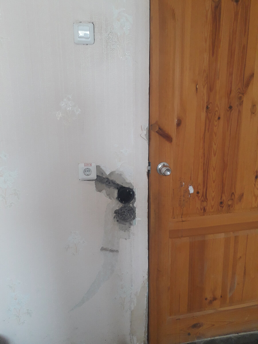Расположение выключателя и розетки рядом с дверью