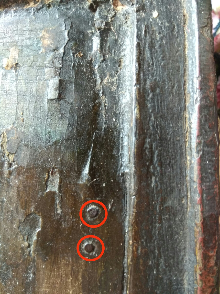 Гвозди крепили басменный оклад не только на лицевой стороне иконы, но и на торцах.