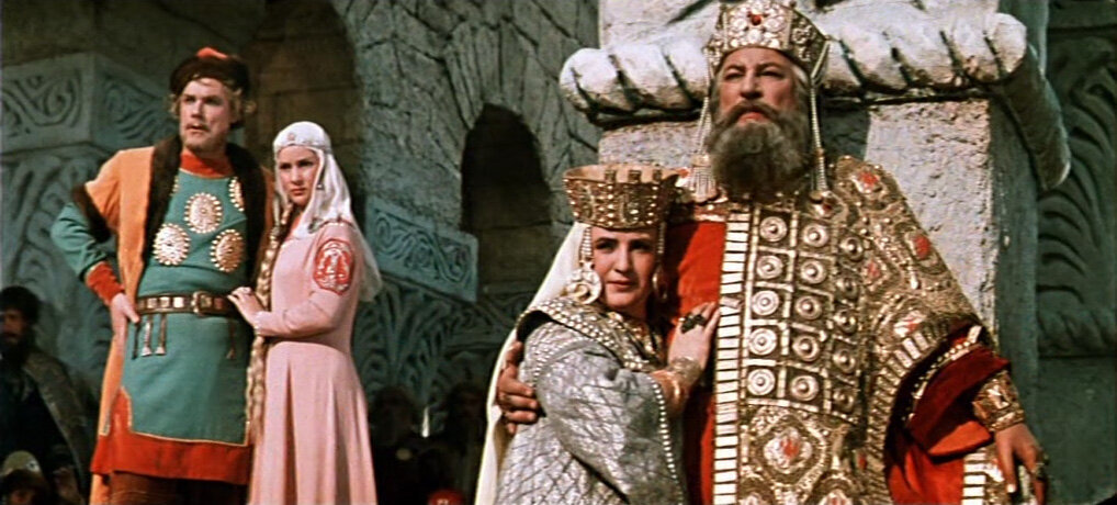 Князь с женой (справа) и Алеша Попович с возлюбленной (слева). Кадр - Кинопоиск.ру