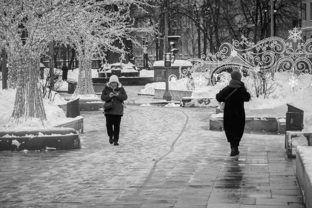 Тургеневская площадь. Оттепель. Новогодние украшения в центре Москвы стали традицией