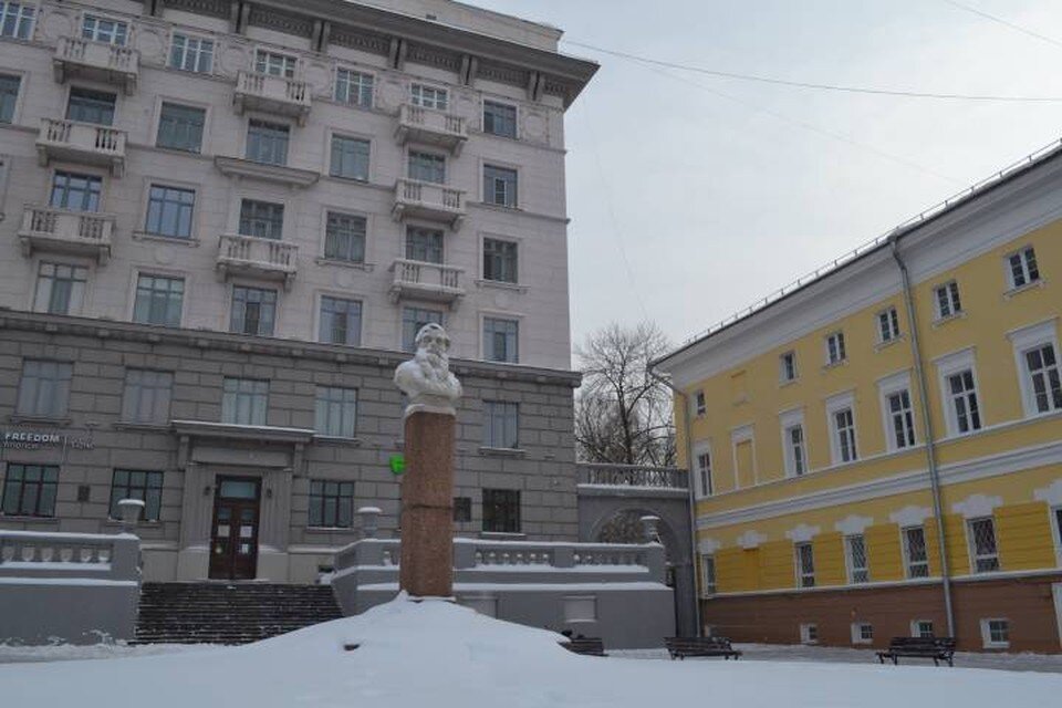     Площадь около дома №1 на улице Минина. Кристина БЕРБАСОВА