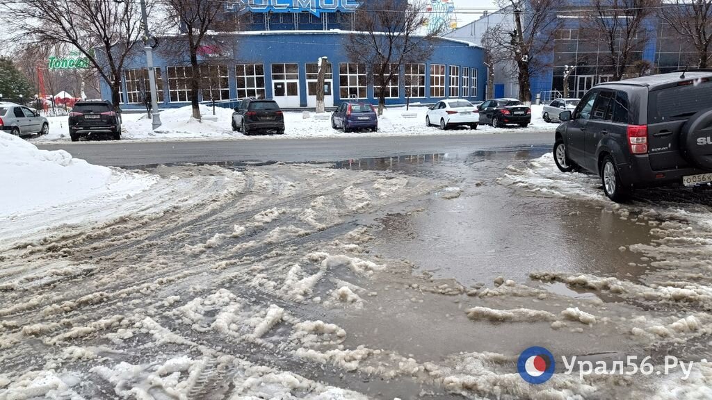 Ул уральская оренбург затопило. Снег на дороге. Ледяные дороги. Лужи. Большие лужи.