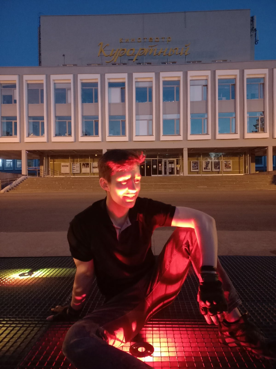 На заднем плане кинотеатр "Курортный" в Сестрорецке