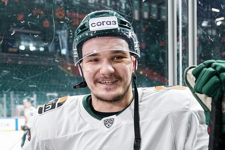   Одним из первых на льду появился Никита Дыняк, у которого под левым глазом красовался огромный фингал. «Откуда? В матче с «Металлургом» хотел расколоть соперника, но в итоге сам влетел в борт», — признался нападающий Фото: ak-bars.ru