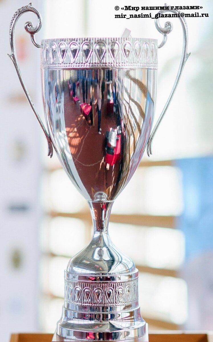 Фото из личного архива. Кубок победителей, в руках который хотелось подержать всем участникам соревнования. 