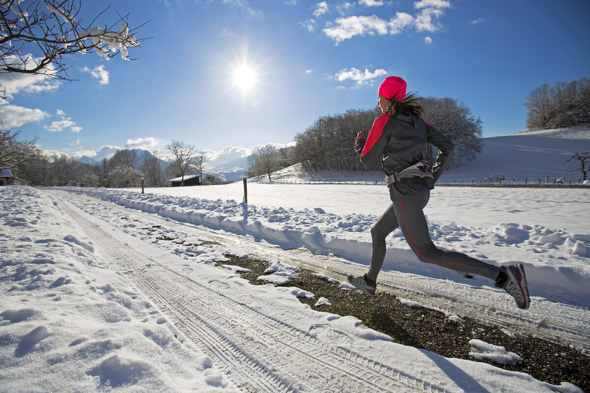 Воздухе в холодное время года. Salomon Winter Running. Пробежка зимой. Бежит зимой. Бегать зимой.