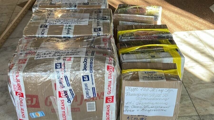     Маскировочные сетки, окопные свечи и многое другое собрали прихожане Свято-Никольского храма во Владивостоке для земляков — бойцов СВО. Гуманитарный груз военным бортом был доставлен в зону боевых действий.