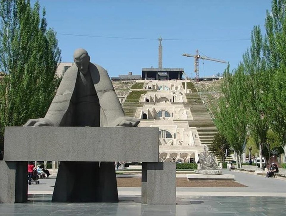 Памятник Александру Таманяну в Ереване