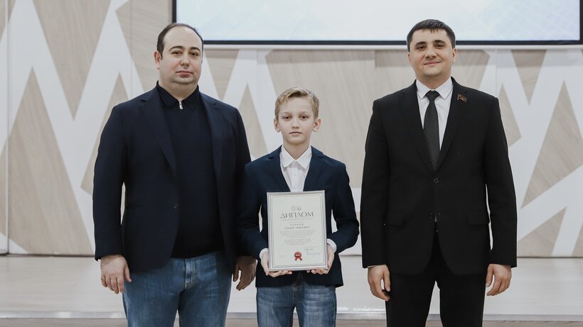    Глава городского округа Химки Дмитрий Волошин вручает премию «Преодоление» жителям с ОВЗ © Пресс-служба администрации г.о. Химки