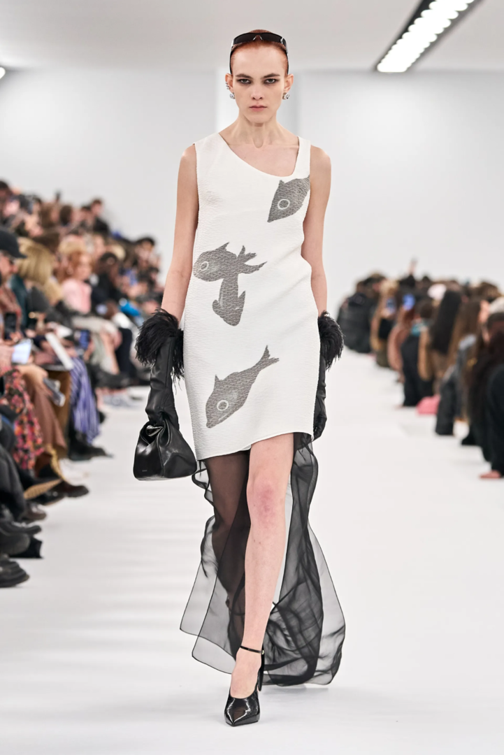 Показы в париже 2025. Показ stella mccartney осень-зима 2025-2025. модели 2025. корейские тренды на вечерние платья. показ мод в париже 2025 фото.