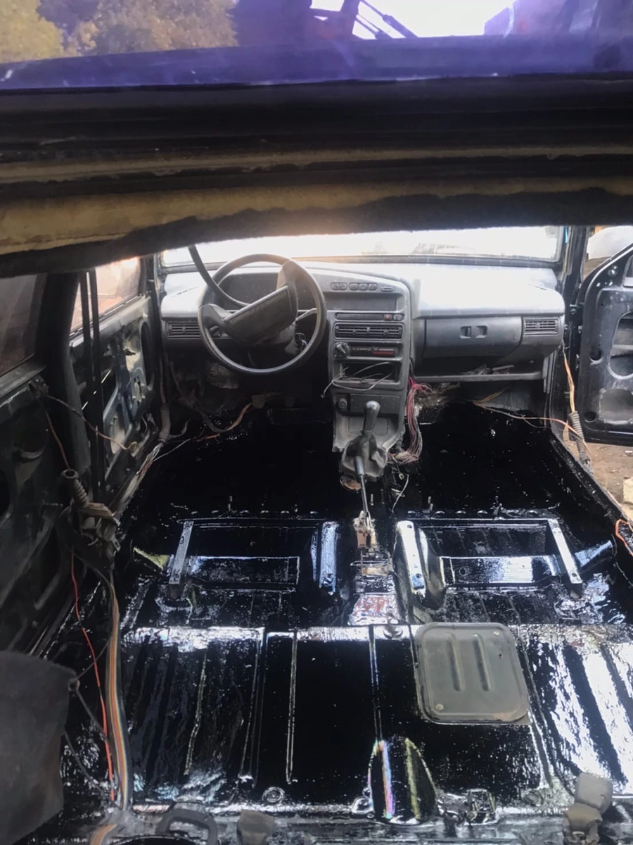 Обработали пол мастикой приступаем к установки шумоизоляции 