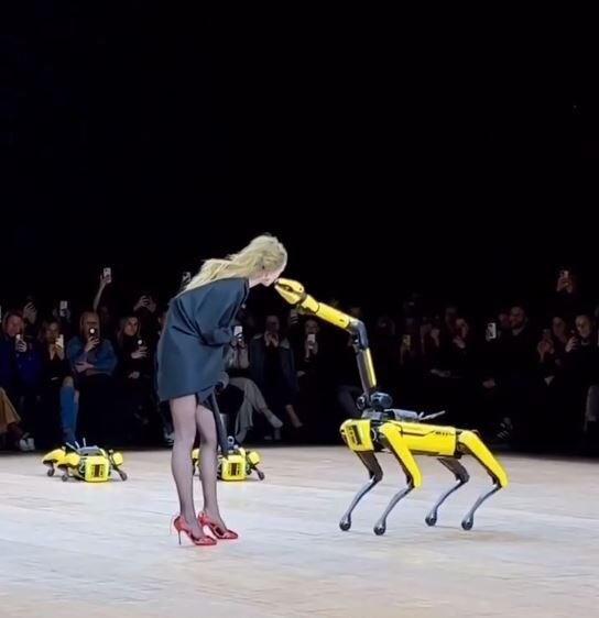 Канал - ИННОВАТОР - Восстание роботизированной моды: роботы Boston Dynamics затмевают шоу на Неделе моды в Париже. 