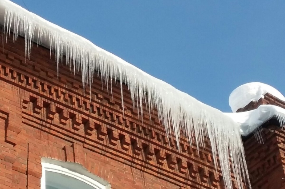    Двухэтажная глыба образовалась на одном из домов Кировского района Казани