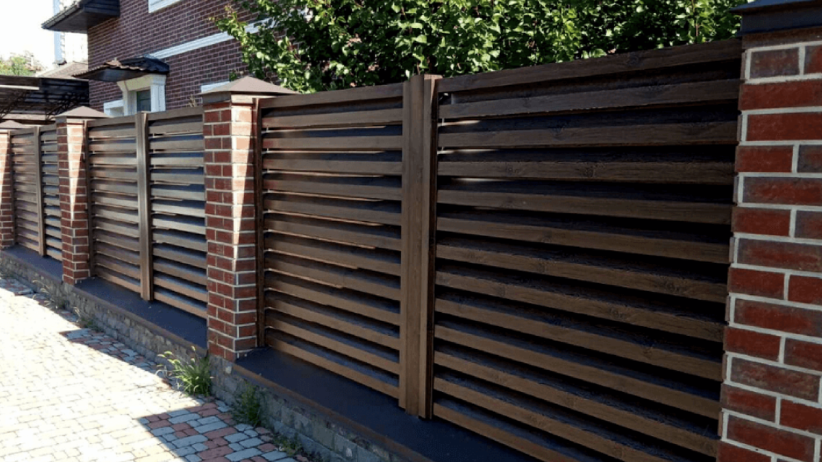 Кованый забор с зеленой изгородью. Алюминиевый забор. Псевдокованные заборы. Заборы для дачи кованые. Заборы для дачи кованые.