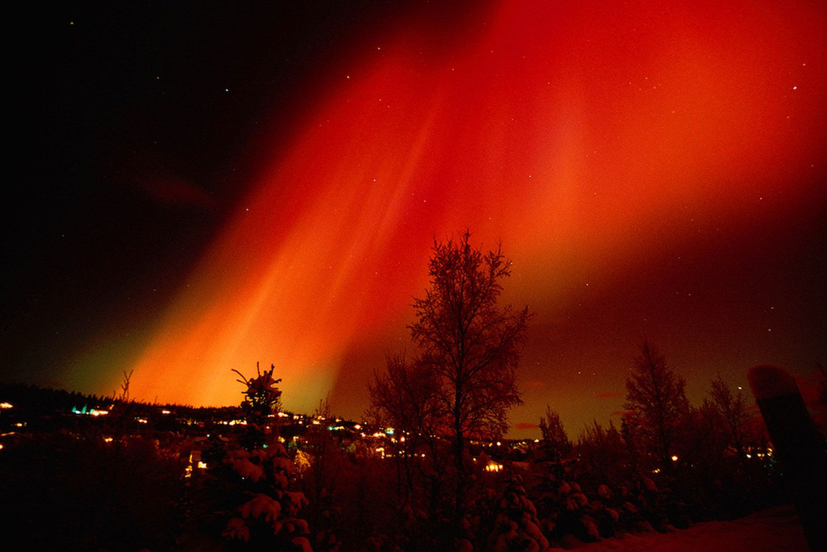 Красный явления природы. Лучистое полярное сияние. Красное Северное сияние. Красное Северное сияние в России.