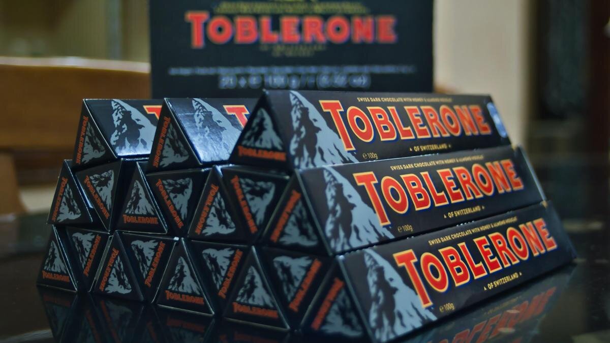    Упаковки шоколада Toblerone стоят на столе:pexels.com