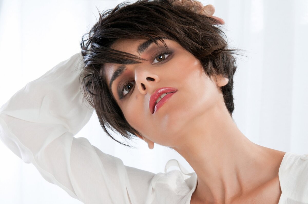 Арт-директор салона красоты «ЛС–Студия» и творческий партнер бренда L'Oreal Professionnel Paris Лейла Свеженцева рассказала, какие причёски визуально омолаживают лицо.