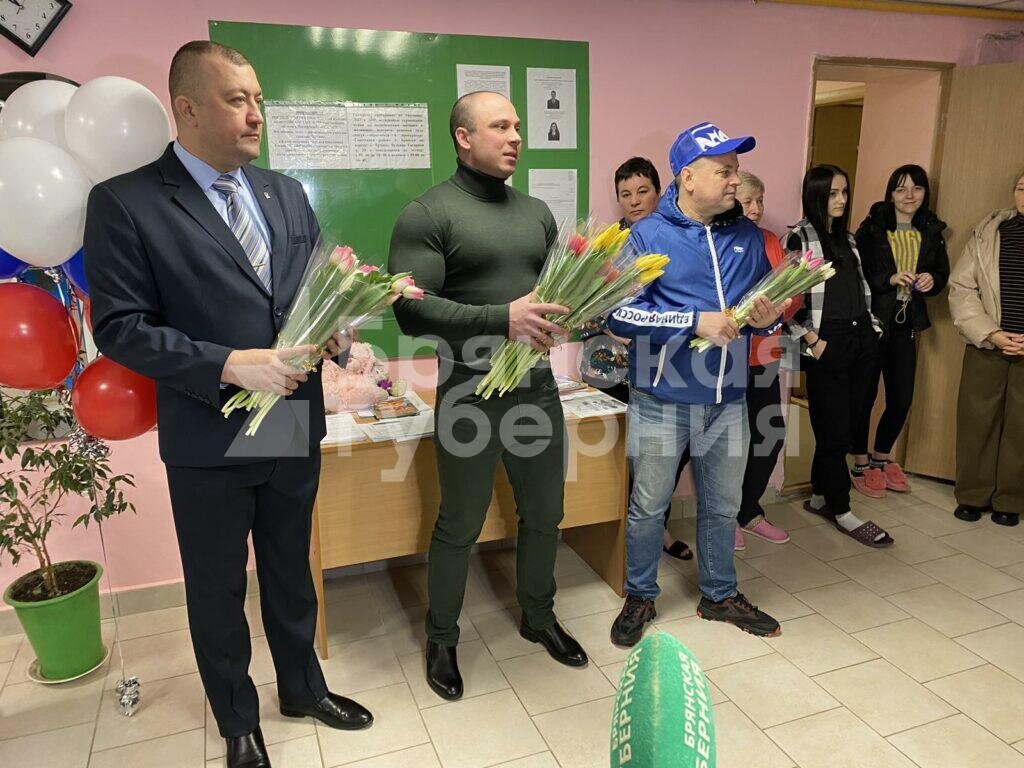 Участники участники сво брянск. Подарили цветы. Семик Катя Брянск муж. Семик Катя Брянск супруг.
