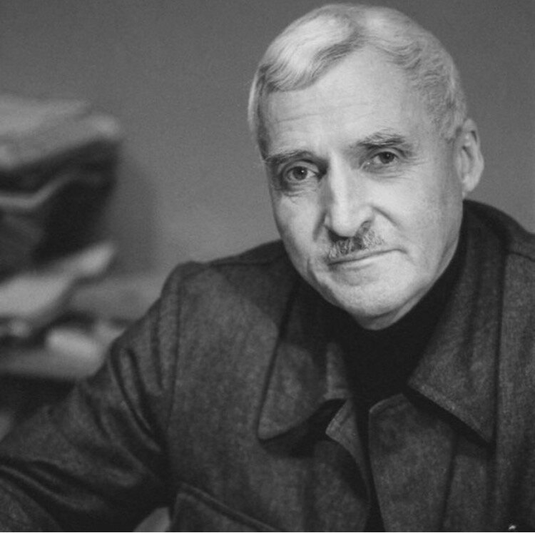 Симонов Константин Михайлович, советский прозаик, поэт, драматург, киносценарист, общественный деятель, журналист и военный корреспондент. Герой Социалистического Труда (1974), лауреат Ленинской премии (1974) и шести Сталинских премий.