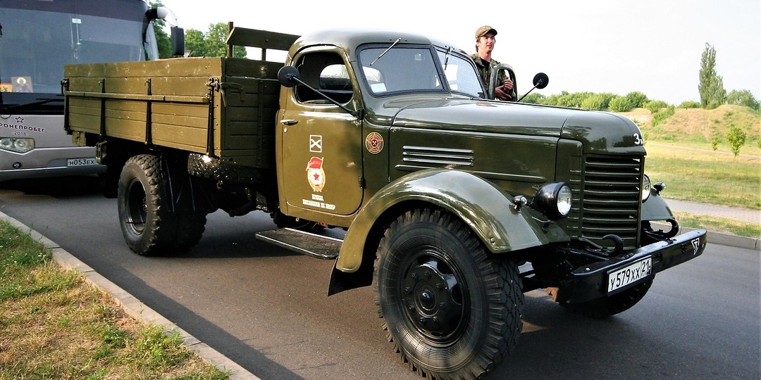 В апреле 1948 года начался серийный выпуск ЗИС-150, по количеству изготовленных автомобилей Китай опередил разработчиков выпуская до 90-х