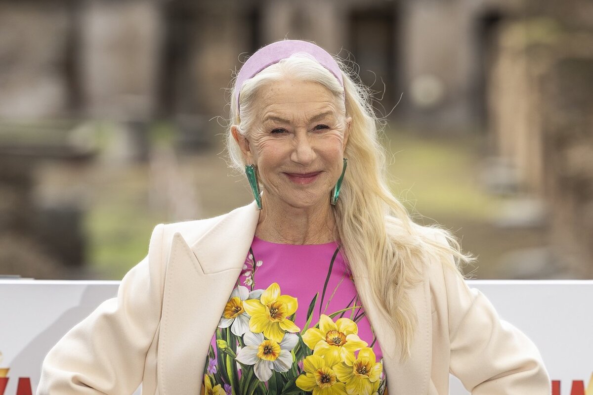     Хелен Миррен развеяла стереотипы о том, что у женщин не должно быть длинных волос после 60+