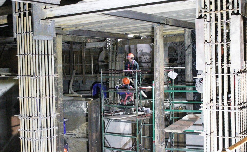     Рядом с переходной рамой рабочие располагают колонны каркаса и подготавливают фундамент под полный рукавный фильтр.  Пресс-служба администрации Томской области