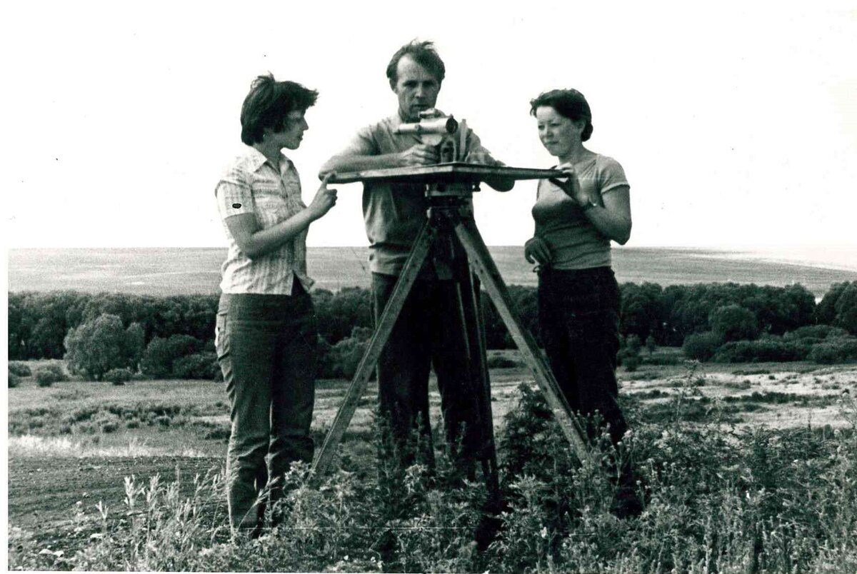 Оренбургская комплексная топографо-геодезическая экспедиция. 1981 год. Специалистами осуществляется съемка уреза воды Чекалинского водохранилища. 
В центре за прибором Руководитель полевой партии и руководитель полевой практики.
Белякова Наталья Владимировна (справа).