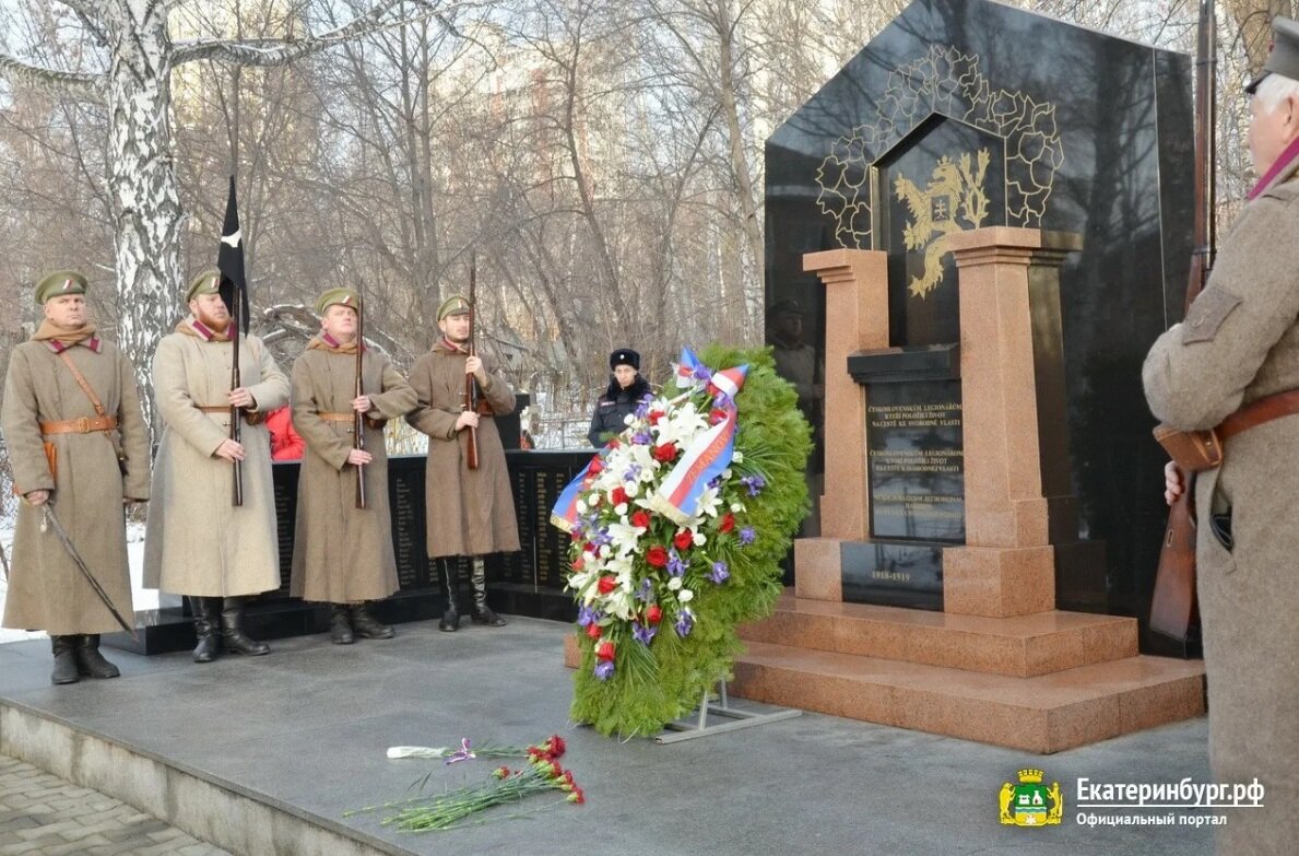 Ряженные в белочехов, скорее всего, из местных. Под охраной полиции...