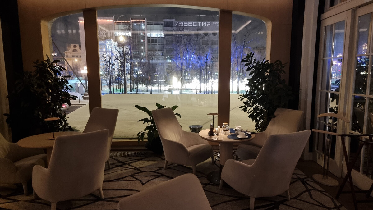 Ресторан "Юра". 2 столика рядом. Но какая огромная разница в обслуживании