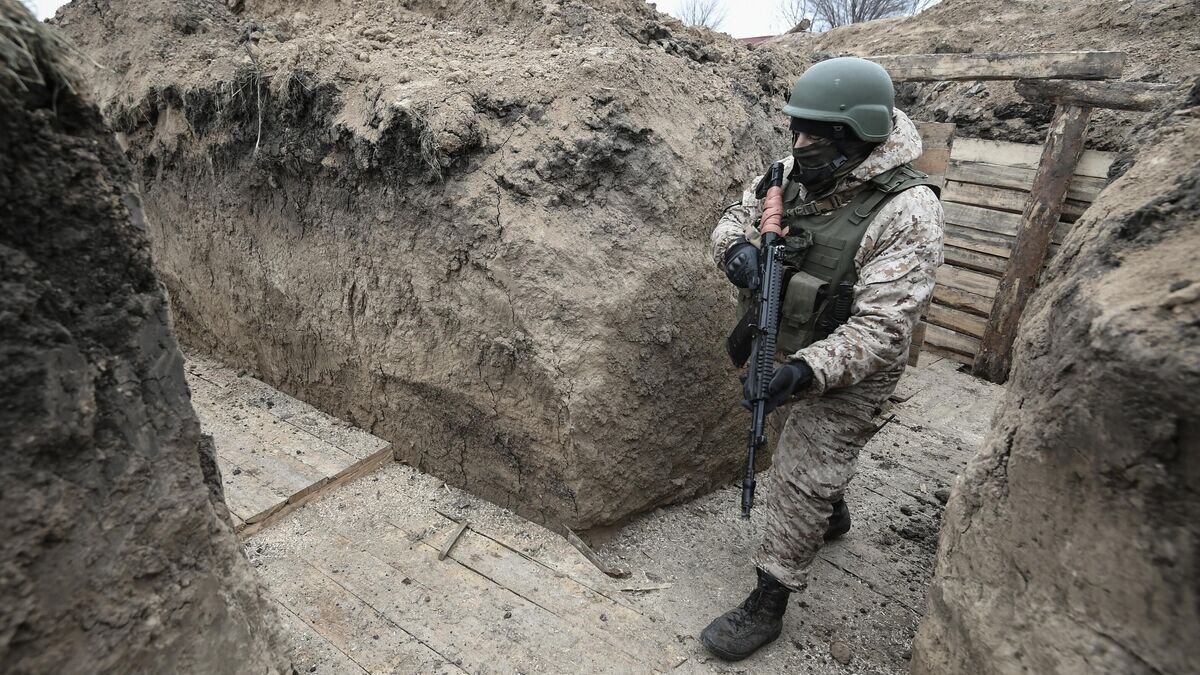    Военнослужащий во время оборудования окопов на Запорожском направлении© РИА Новости / Константин Михальчевский