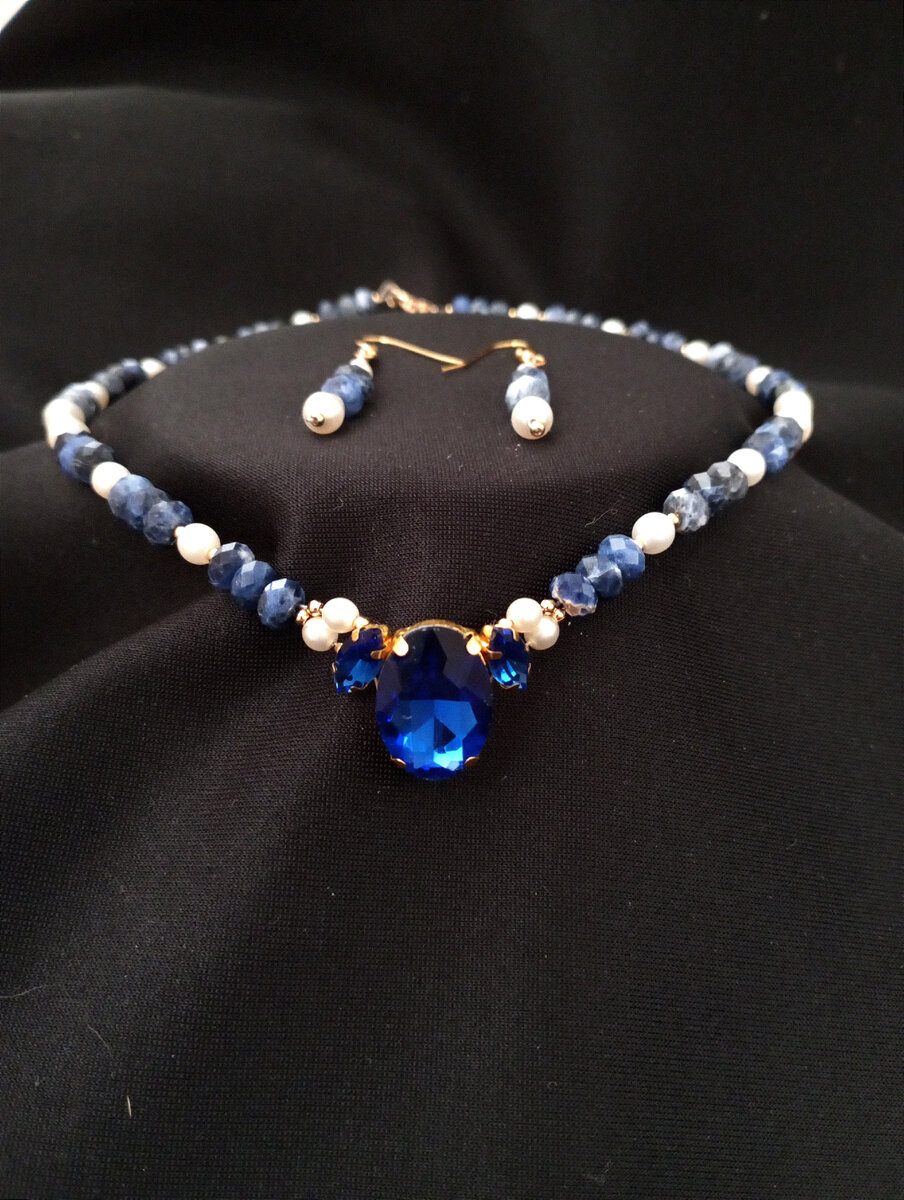 Колье из содалита и жемчуга
