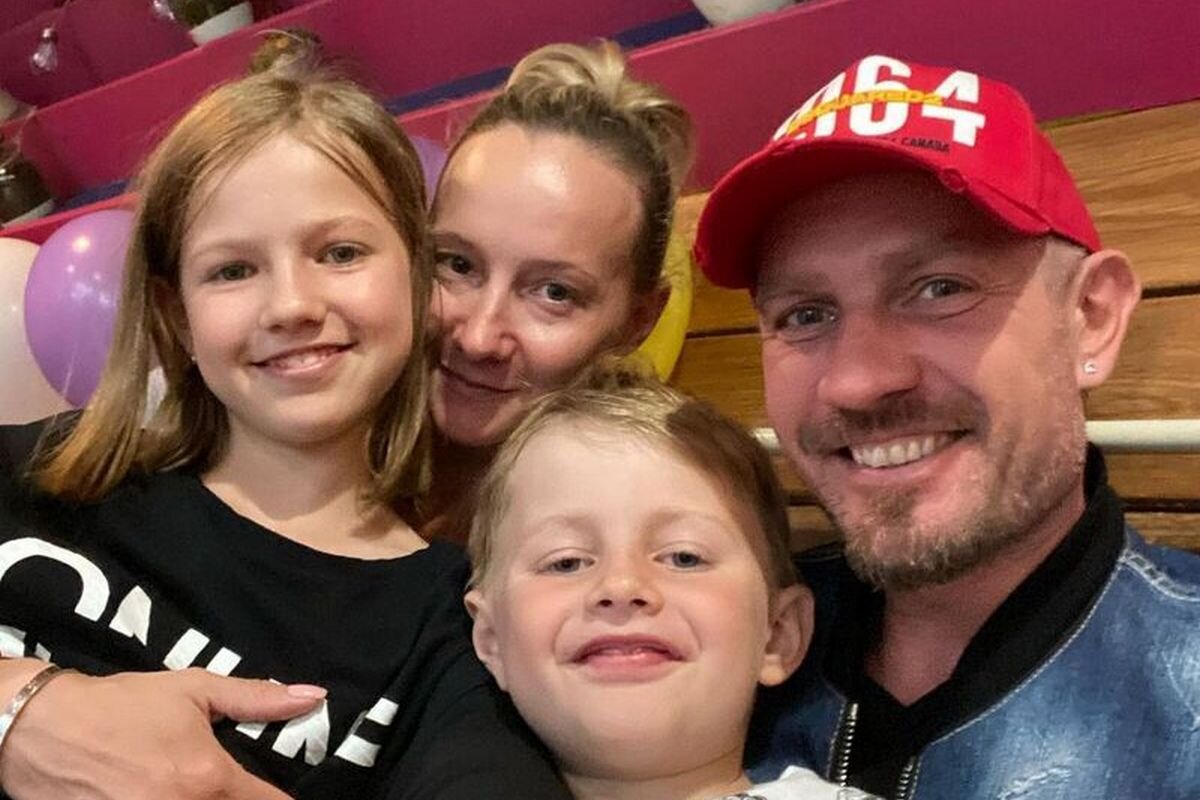 Семья Романа Костомарова, соцсети