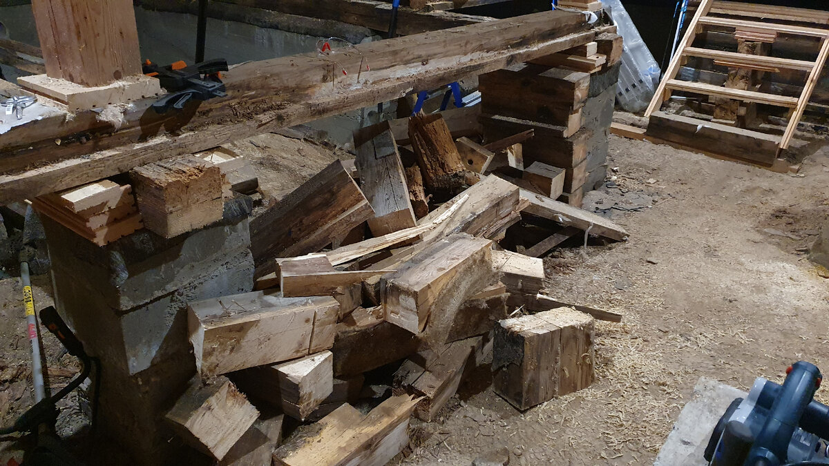 То, что осталось от пола.