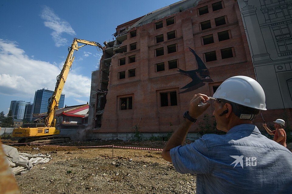     Гостиницу начали сносить в 2021 году Алексей БУЛАТОВ