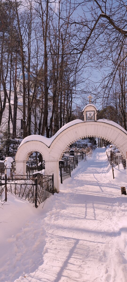 Главные ворота Шуваловского некрополя, основанного в 18 веке. Входя на территорию, сразу заметен небольшой подъем в гору. Кладбище расположено на склонах холма, рядом с берегом озера.