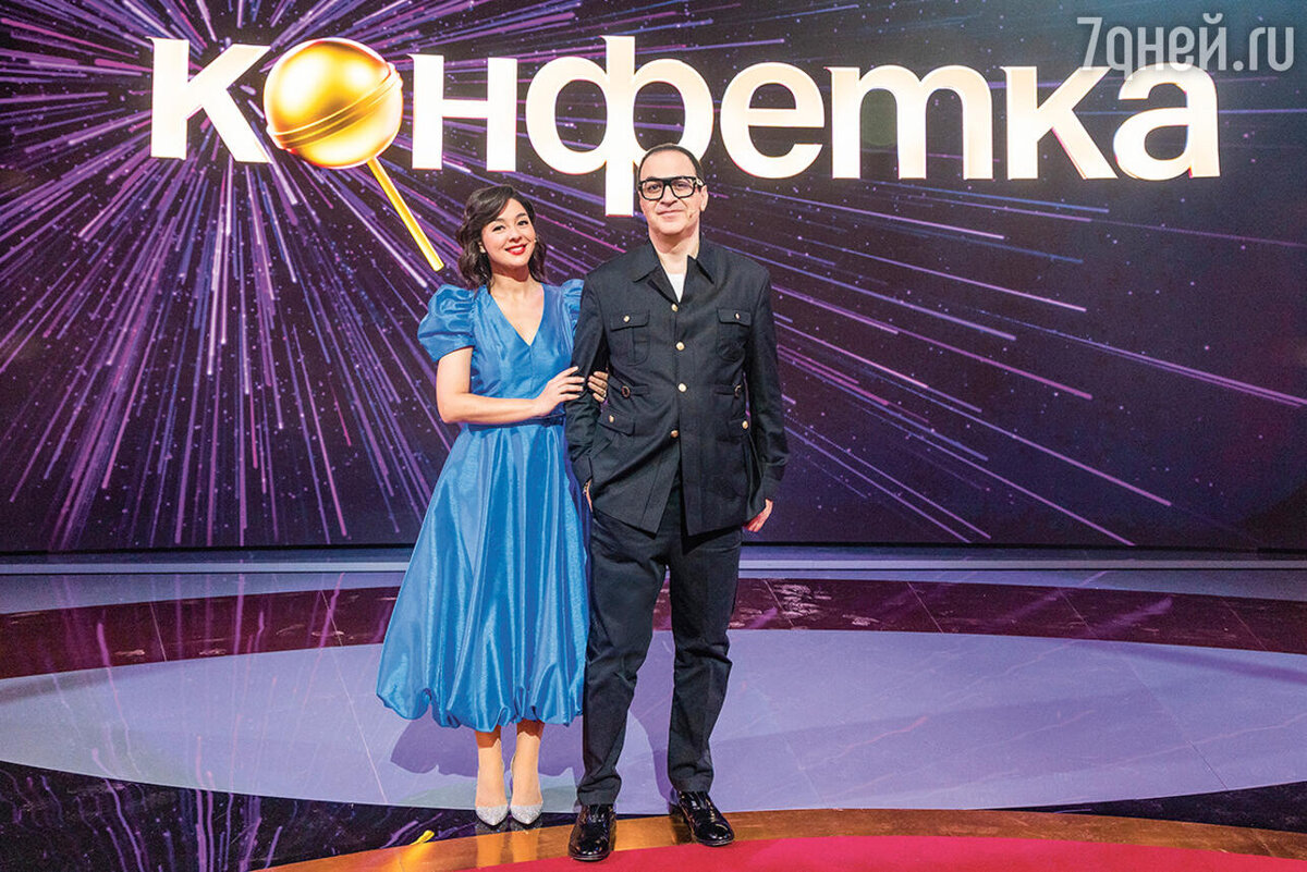    «Марина — это сочетание красоты, образования, правильного русского языка и... хлесткого словца, без которого в такой программе не обойтись. Мы надели на себя маски вредных, въедливых интервьюеров» С Мариной Кравец в шоу «Конфетка». 2023 г. ПРЕСС-СЛУЖБА ТНТ