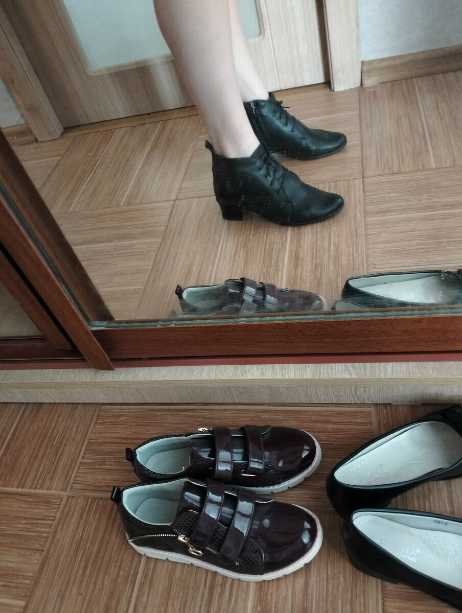 Не модные, но очень удобные и мягкие. С джинсами, брюками ещё поношу. И каблук удобный за рулём