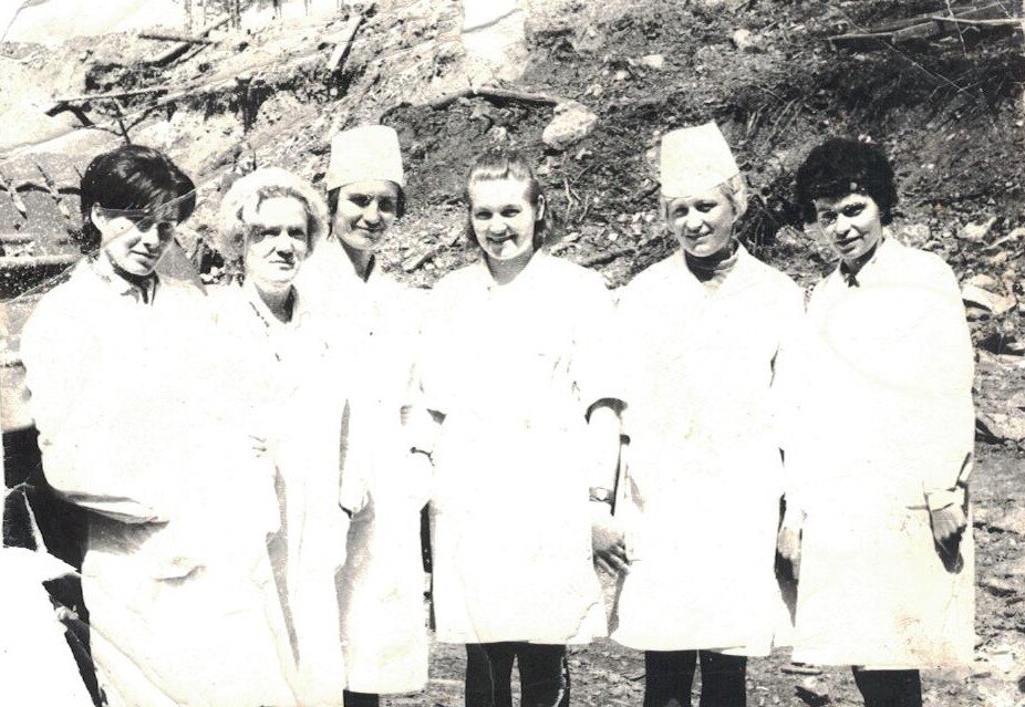 Посёлок Звёздный. 1975 год. Вторая справа - Ольга Тулиева