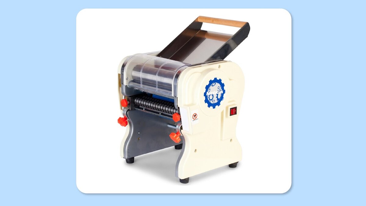 Одна из наших тестораскаток — машина, которая раскатывает тесто в тонкий пласт. Оборудование профессиональное, делает до 30 кг лапши в час 